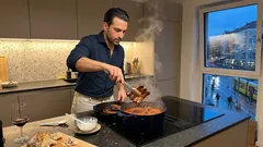 Schweinerippchen schmoren in Tomaten-Wein-Sojasauce: butterzart in 60 Minuten