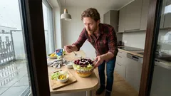 Leichter Heringssalat im Frühling: schichtweise mit Roter Bete, Apfel und Joghurt-Dressing